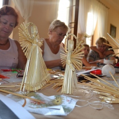 Rozpoczęły się WARSZTATY Z WYRABIANIA OZDÓB SŁOMIANYCH