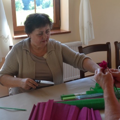 Rozpoczęły się WARSZTATY BIBUŁKARSKIE (wykonanie kwiatów i innych ozdób z bibuły)