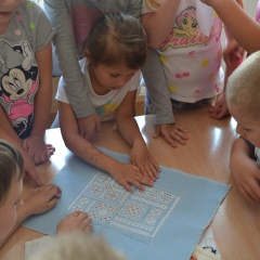 Warsztaty rękodzielnicze dla szkół i przedszkoli   -  Warsztaty z  szycia i zdobienia haftem serwety